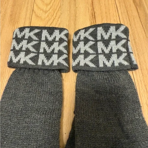 MICHAEL Michael Kors Women’s Acrylic Knit Charcoal Gray Monogram Gloves - Picture 3 of 6